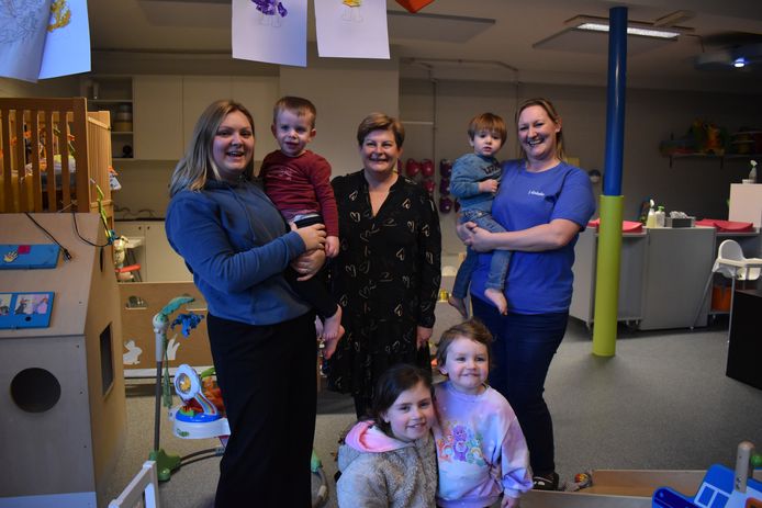 Inge Van Gorp (uiterst rechts) opent met haar kinderdagverblijf 't Kadeeke een nieuwe locatie in gebouw van de gemeente.