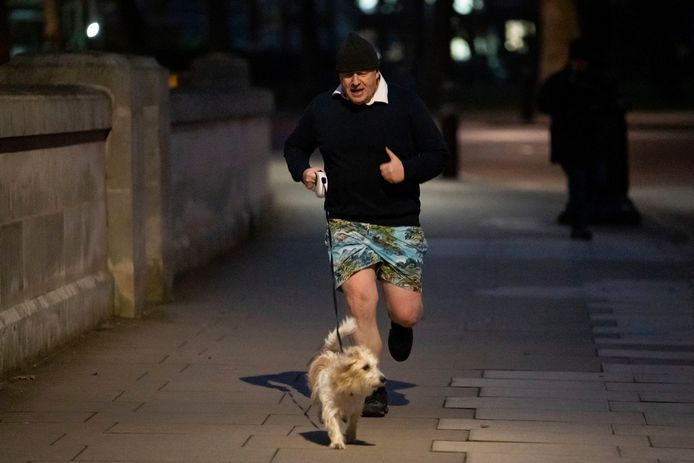 Vanochtend ging de Britse premier joggen met zijn hond.