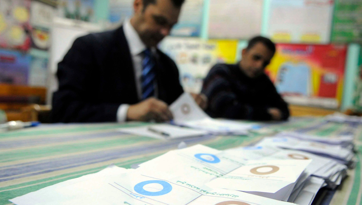 Het tellen van de stemmen in Egypte tijdens de laatste ronde van de verkiezingen op 15 december vorig jaar. Beeld REUTERS