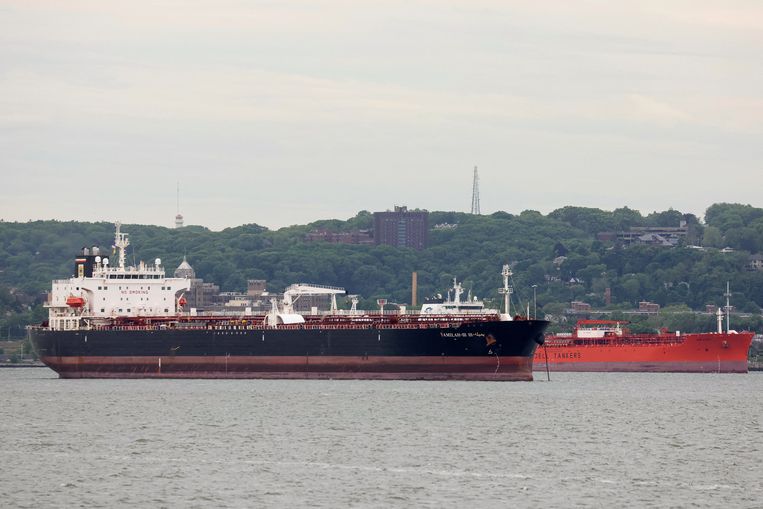Een olietanker ligt voor anker in de haven van New York.   Beeld Reuters