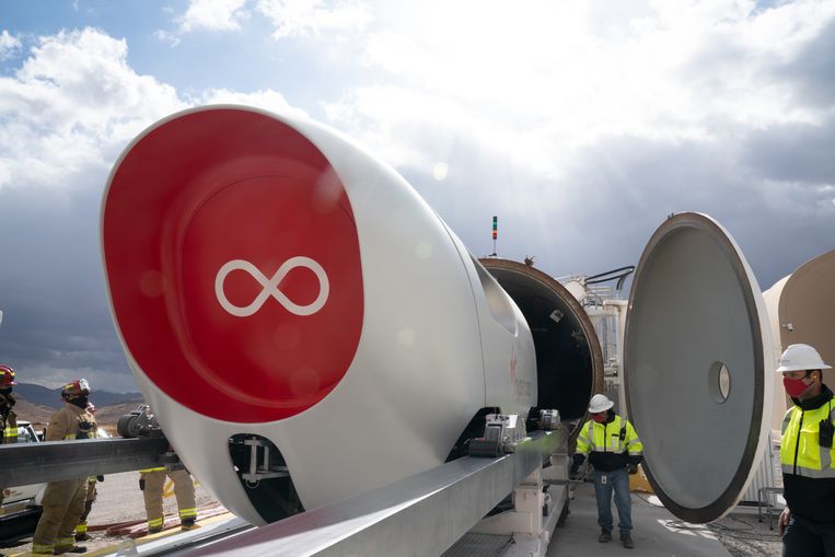 In de woestijn bij Las Vegas heeft een hyperloop voor het eerst passagiers vervoerd. Beeld Virgin Hyperloop