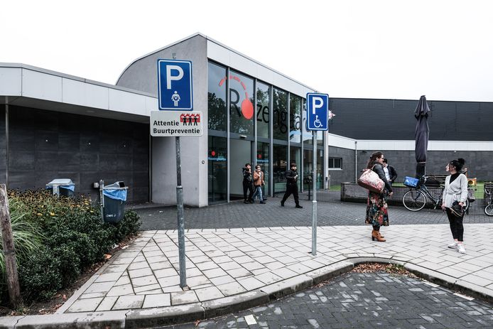 De man maakte de afspraak op de parkeerplaats van zwembad Rozengaarde in Doetinchem. De mensen op deze foto hebben niets te maken met de kwestie.