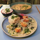 Sint-jacobsvruchten in groene curry en eendenbout in rode curry.