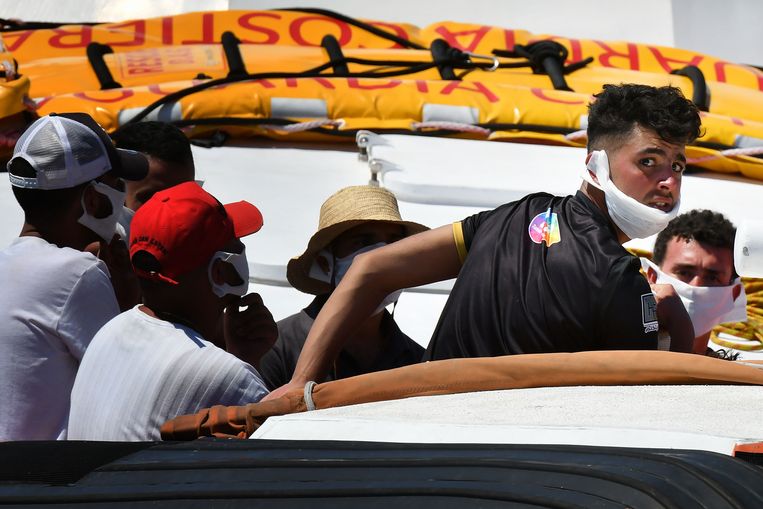 Vluchtelingen uit Tunesië komen toe op een bootje in het Italiaanse Lampedusa. De Europese Commissie wil het gemakkelijker maken voor hen om legaal aan het werk te gaan in Europa. Beeld AFP