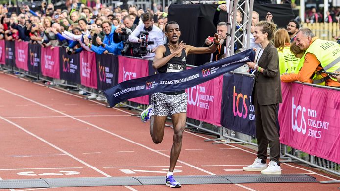 Tamirat Tola wint de Amsterdam Marathon.