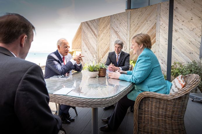 Joe Biden en Angela Merkel bij de start van hun ontmoeting