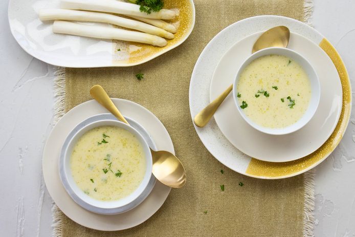Snelle witte aspergesoep met mierikswortel.