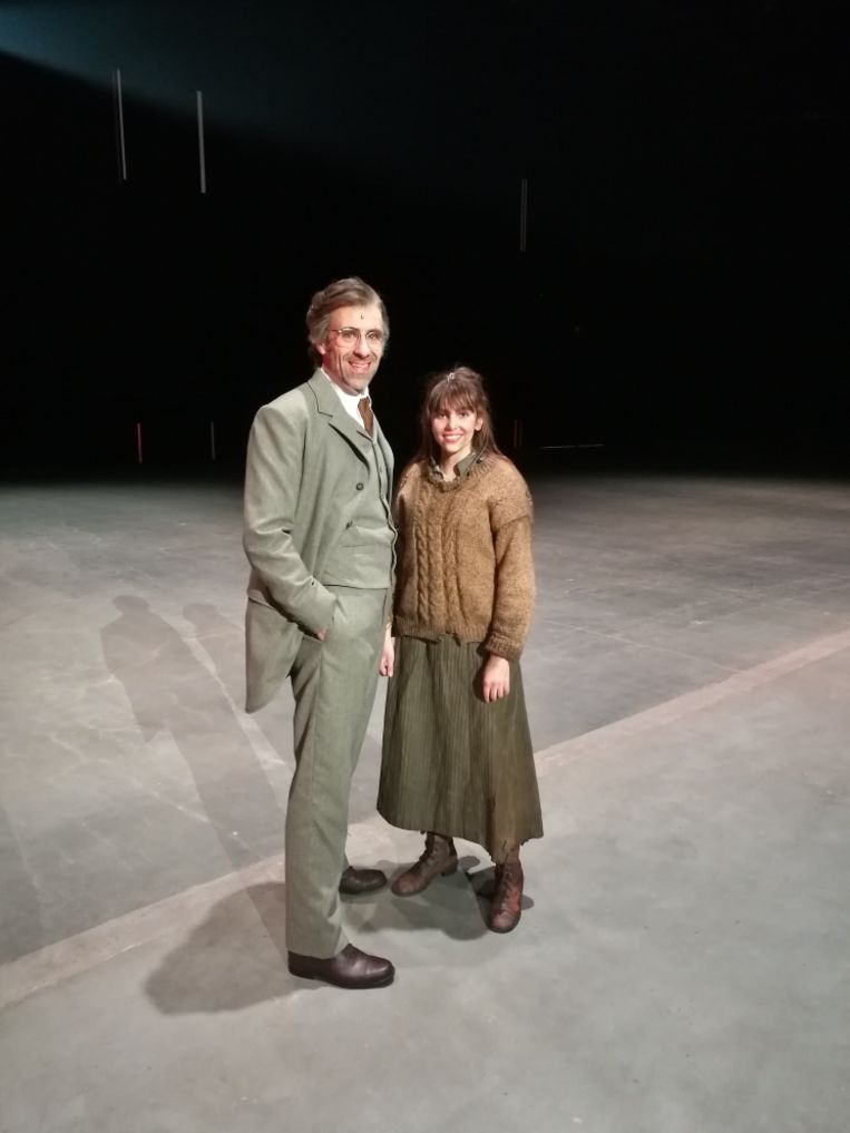 ‘Toen ik auditie deed voor de rol van Nini, wisten ze nog niet wie mijn vader was. Zo makkelijk was het dus niet!’ (Foto: met papa Jan in de musical ‘Daens’.) Beeld vtm