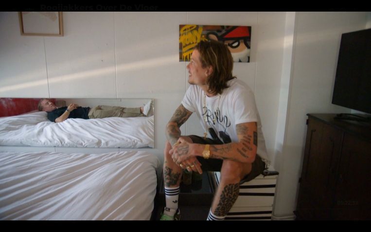Art Rooijakkers op het bed van dj Tony Junior met ernaast het ingelijste slipje Beeld   