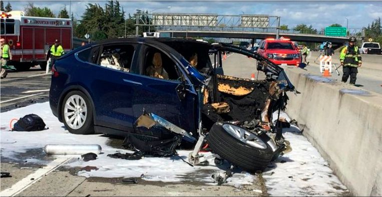 Een ongeval met een Tesla, in Californië in 2018, waarbij de bestuurder om het leven kwam. Het rijhulpsysteem AutoPilot was ingeschakeld.  Beeld AP