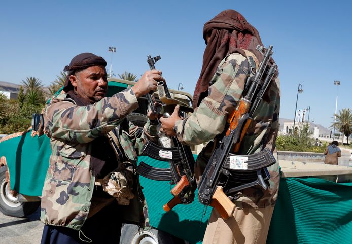 Twee Houthi-strijders bij een begrafenis van omgekomen rebellen.