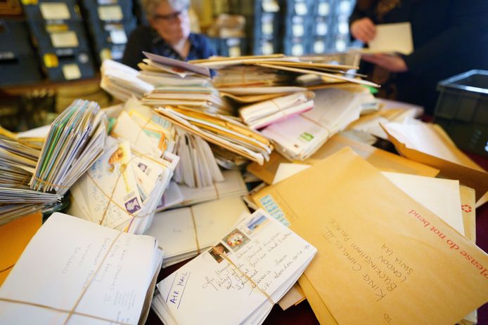 Het Correspondence Team van Buckingham Palace ontving 50.000 brieven sinds de dood van Queen Elizabeth. (27/09/22)