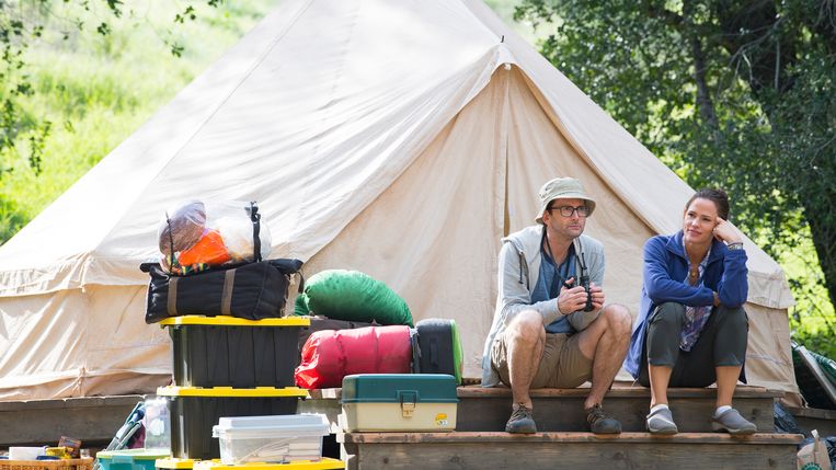 David Tennant en Jennifer Garner in 'Camping'. Beeld RV