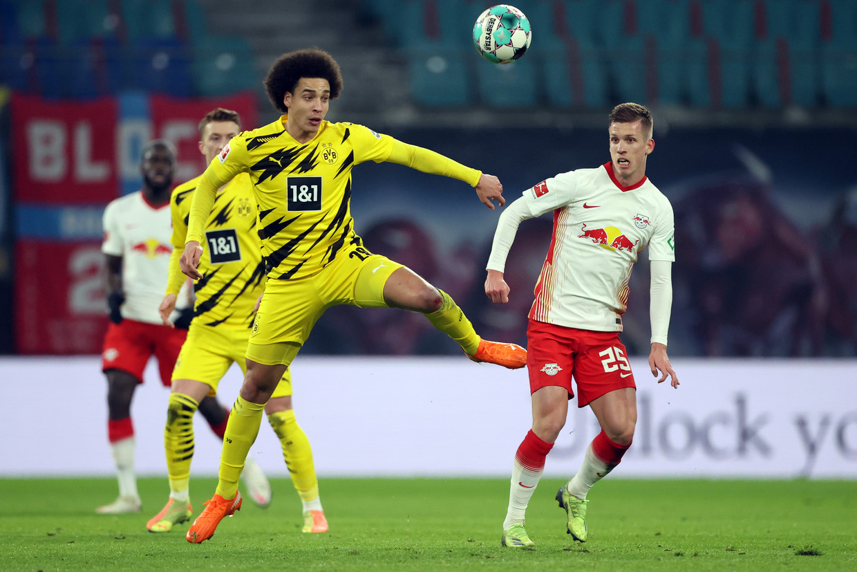 Axel Witsel controleert het spel bij Borussia Dortmund. Beeld Jan Woitas/dpa/ZB