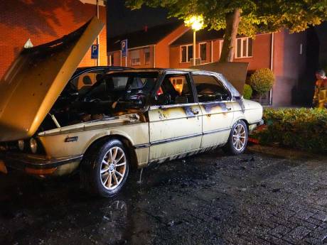 Auto met gasfles erin brandt volledig uit op parkeerplaats in Helmond