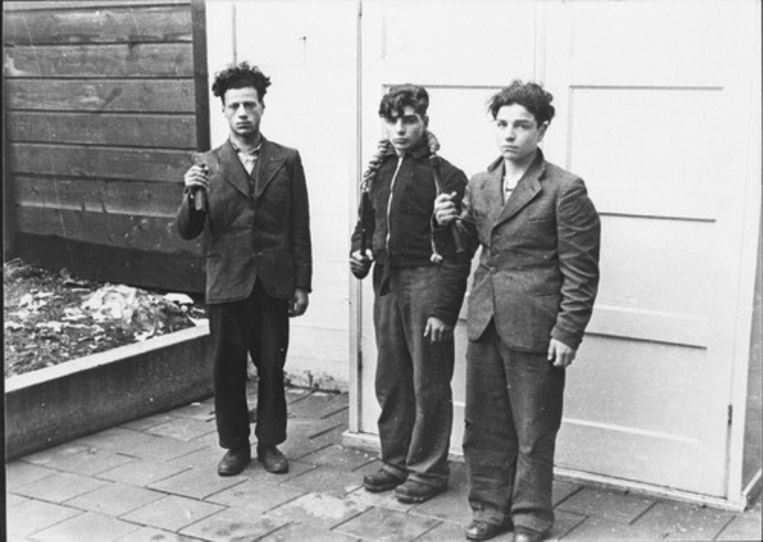 Jongens van een Joodse knokploeg met hun wapens, gefotografeerd na hun arrestatie. Ze werden verdacht van het plegen van een aanslag. Beeld NIOD