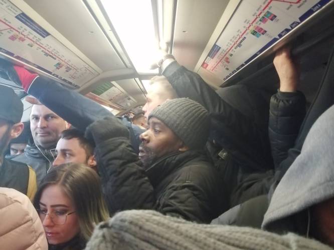 Woedende verpleegsters delen foto’s van overvolle metrostellen in Londen: “Ik breng mijn gezondheid in gevaar op weg naar ziekenhuis”