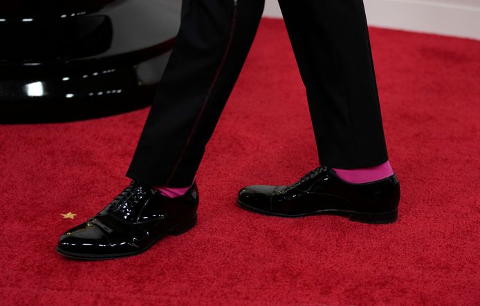 Ryan Gosling droeg felroze sokken onder zijn zwarte pak.