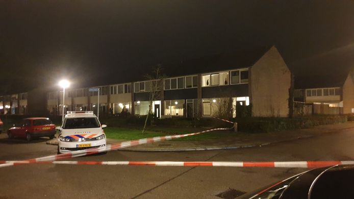 De politie heeft een hoekwoning afgezet aan de Holthuizenbrink in Enschede.