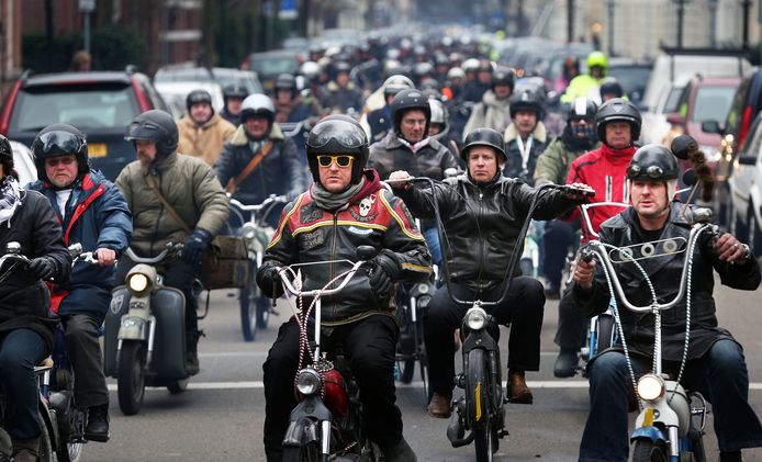 Deelnemers aan de kâhwe klâhwe tocht van 2014 onderweg op hun Puch of Tomos bromfietsen.