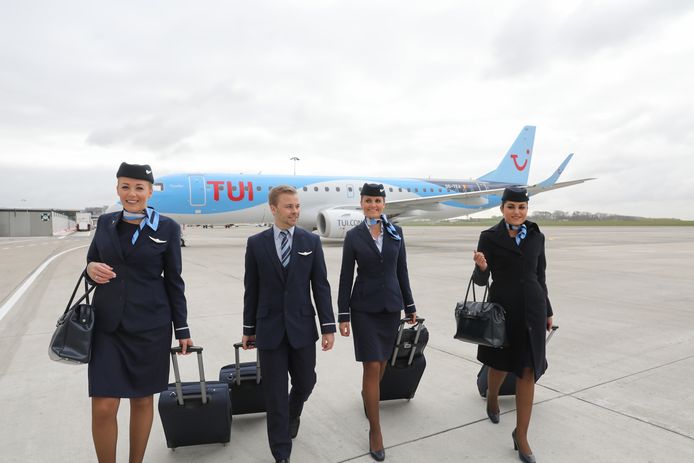 Voorbeeld van de cabin crew bij TuiFly.