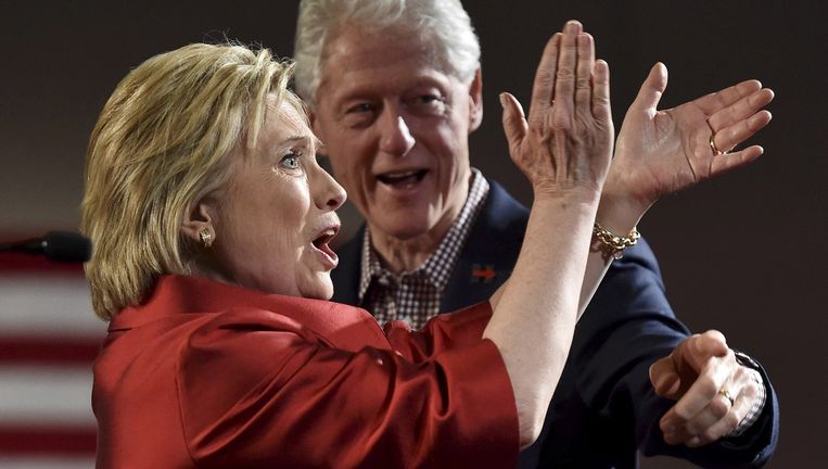 Hillary en haar echtgenoot Bill zijn zichtbaar opgelucht na de winst in Nevada. Beeld reuters