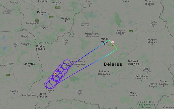Een vliegtuig van Belavia vliegt rondjes en keert dan terug omdat ze het Franse luchtruim niet binnen mogen.