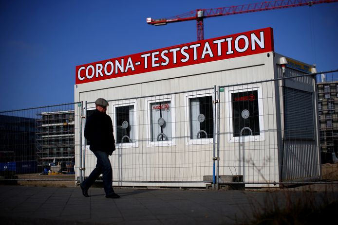 Une personne passe devant un centre de dépistage du COVID-19 à Berlin le 18 mars 2022.