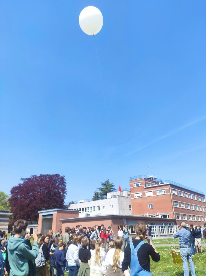 Leerlingen van het 5e en het 6e leerjaar van het Sint-jozefscollege Capucienen, met ondersteuning van het CodesCool-project van Odisee-Aalst, lanceerden vandaag hun zelfbedacht experiment naar de ruimte.