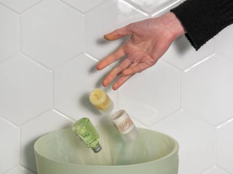 Ze zijn klein, ze zijn gratis, en ze liggen in je hotelkamer. Maar aan de hotelmini's komt een einde
