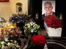 Familie ontroerd door duizenden mensen die Peter R. de Vries laatste groet brengen: ‘Hartverwarmend’