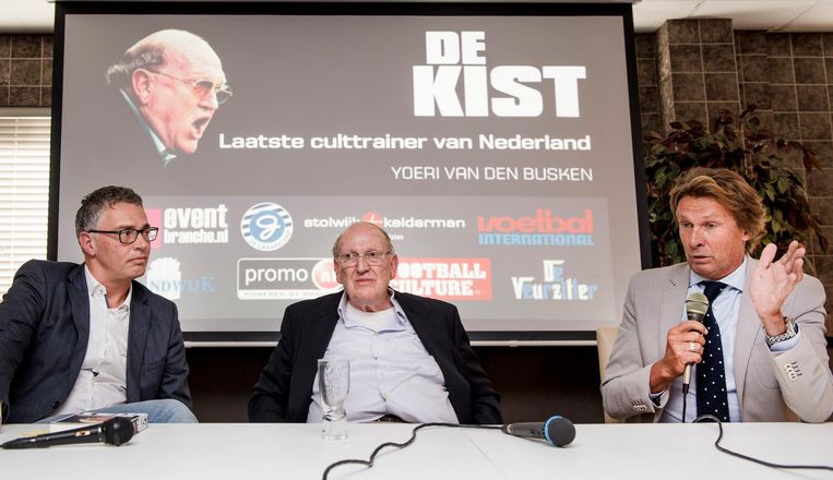 Auteur Yoeri van den Busken (L), Simon Kistemaker (M) en Hans Kraay junior (R) tijdens de presentatie van De Kist de biografie over Simon Kistemaker in de Vijverberg. Beeld anp
