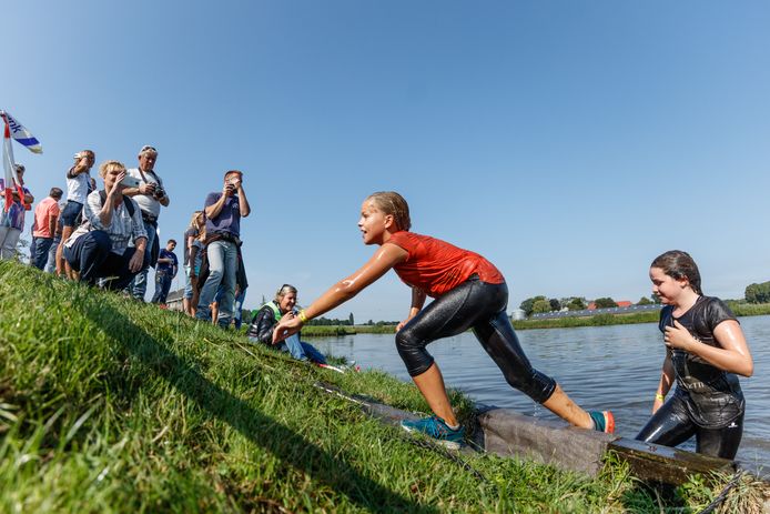 De Polderchallenge Standdaarbuiten in 2017. Dit jaar komt het weer van hardlopen door de polder met allerlei obstakels onderweg. In 2020 en 2021 ging de loop door corona niet door.
