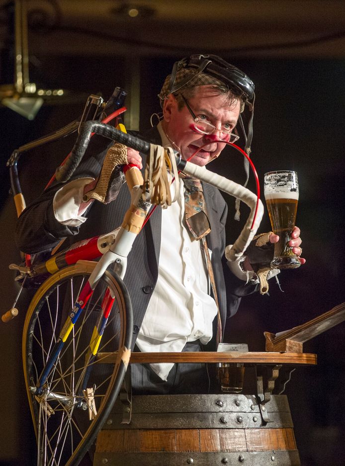 Frank Schrijen in zijn creatie als Zatte Gradje op de fiets.