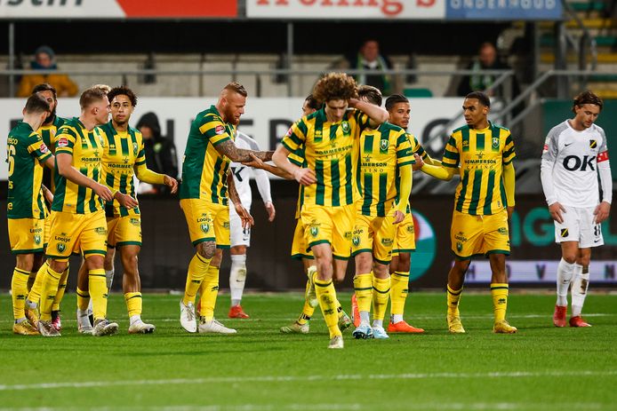 ADO-spelers vieren de 2-0 tegen NAC.