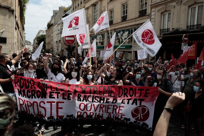 Betogers tegen extreemrechts in Parijs