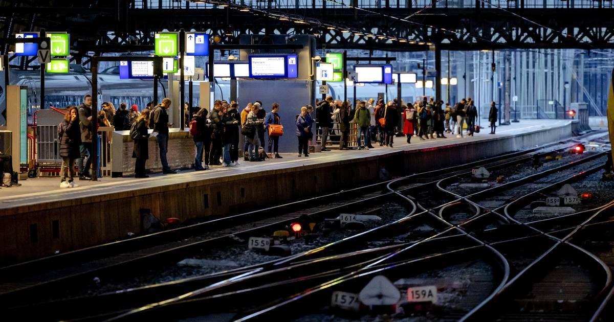 Aanrijding op het spoor: treinverkeer tussen Zwolle en Enschede ontregeld, omreisroute Zutphen extra druk.