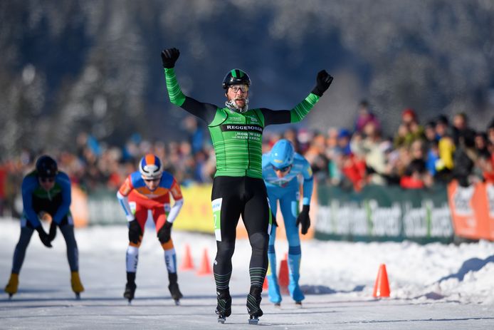 Gary Hekman wint het ONK marathonschaatsen op het natuurijs van de Weissensee. De ‘Beer van Gramsbergen’ blijft titelverdediger Jordy Harink (rechts) en Luc ter Haar (midden) ruim voor.