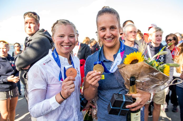 Links de bronzen Anne-Marie Rindom, rechts Emma Plasschaert.