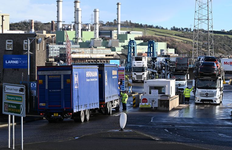 Vrachtwagens worden gecontroleerd in de haven van Larne in Noord-Ierland. Beeld Getty Images