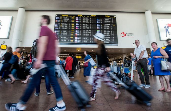 Mensen lopen haastig door de vertrekhal van Brussels Airport. Vanaf vandaag wordt elke reiziger die door ons land passeert gescreend. Daarvoor werken de vier Belgische veiligheidsdiensten samen in de nieuwe Passenger Information Unit. Archieffoto.