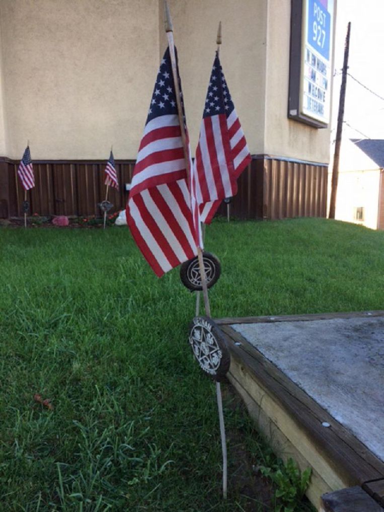 In de voortuin van VFW Post 927 staan wel vijftig Amerikaanse vlaggetjes. Beeld  
