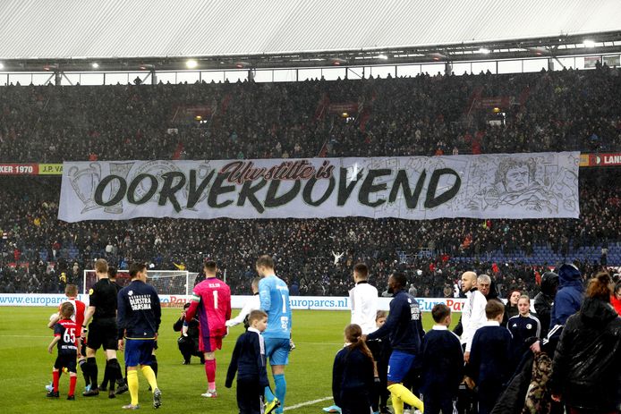 Feyenoord komt het veld op in een volle Kuip.