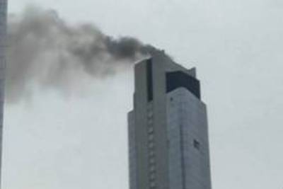 KIJK. Wolkenkrabber vat vuur vlakbij Ground zero in New York