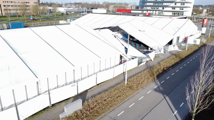 De vaccinatielocatie aan de Einsteinstraat in Gorinchem bleek niet bestand tegen de harde windstoten.