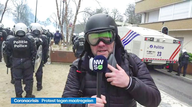 'Tijdens een betoging ontplofte een traangasbom naast ons. Ik heb toen vijf minuten op de grond gelegen: ik kon niets meer doen. Daarom gaan we nu in full battle kit.' Beeld VRT