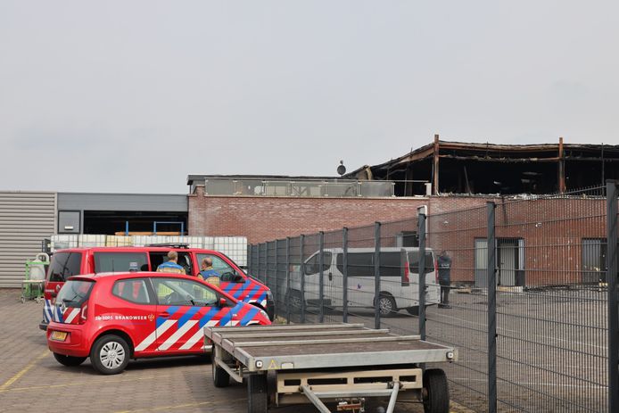 De brandweer blust maandag nog na in Werkendam. Zondag ging het hier gruwelijk mis.