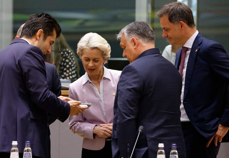 De inmiddels vertrokken Bulgaarse premier Kiril Petkov laat aan onder andere Europese Commissievoorzitter Ursula Von der Leyen iets op zijn telefoon zien. Beeld AFP