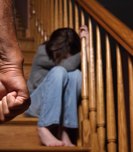 Man (56) krijgt 4 jaar cel voor verkrachting van z'n 14-jarige stiefdochter: "Hij trok zich niets aan van de traumatiserende gevolgen van z'n daden”