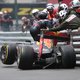 Inhaalkoning Verstappen staat er na twee crashes beteuterd bij